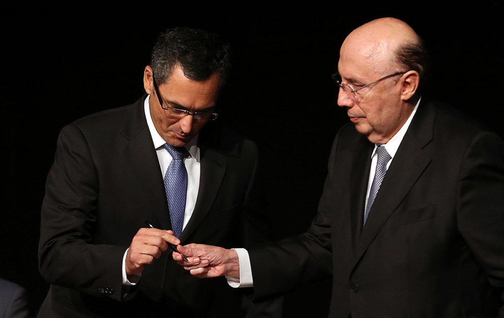 メイレレス氏（右）から、財相の座を引き継ぐエドゥアルド・グアルジア新財相（左）（José Cruz/Agencia Brasil）