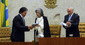 （左から）オリヴェイラ上院議長とカルメン長官、テメル大統領（Foto: Jane de Araújo/Agência Senado）