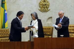 （左から）オリヴェイラ上院議長とカルメン長官、テメル大統領（Foto: Jane de Araújo/Agência Senado）