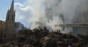 焼け落ちたビルの残骸と、焼け残った教会の塔（Rovena Rosa/Agencia Brasil）