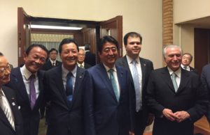 ２０１６年１０月、東京で日伯首脳会談に臨んだ両政府関係者（左から３人目が西森下議、本人提供）