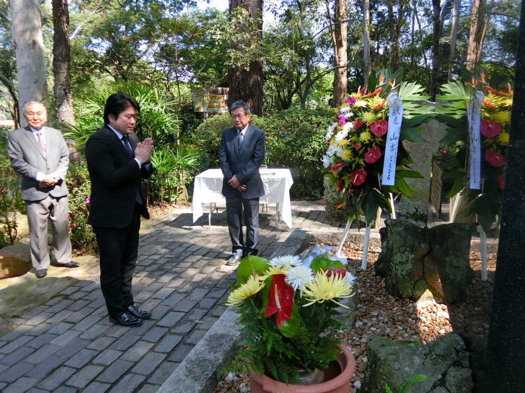 慰霊碑を訪れた山本副大臣