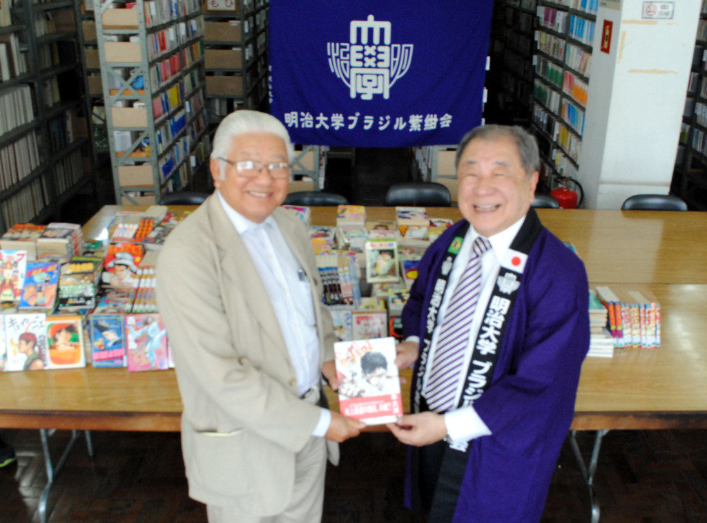 （右から）二宮学長特任補佐と寄贈を受ける文協の松尾治副会長