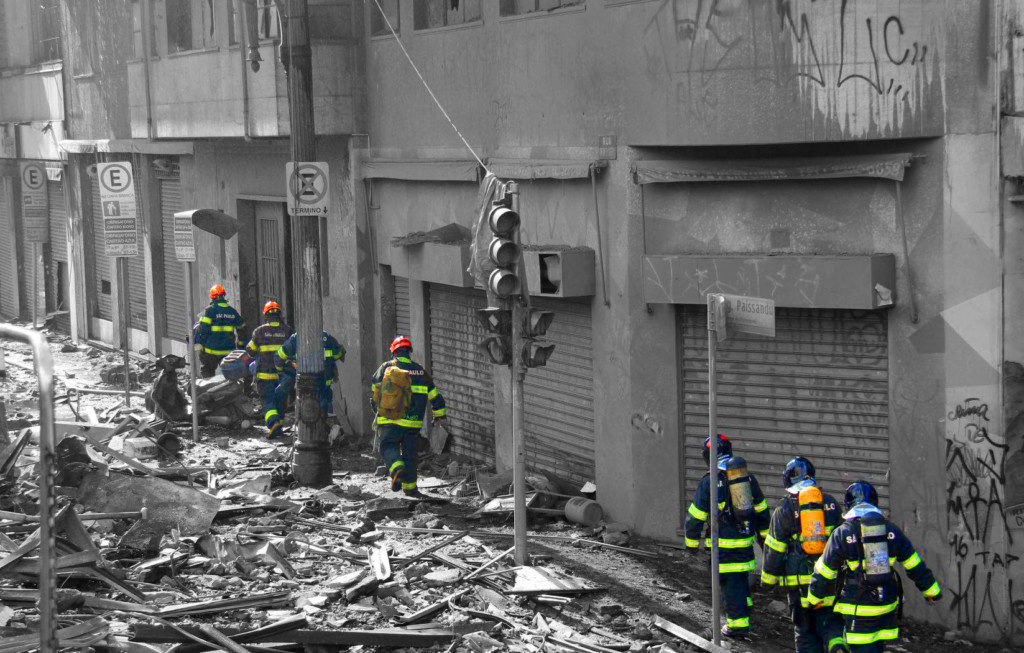 近隣の建物の倒壊の危険性も指摘される中、現場での捜索活動は続いている（Corpo de Bombeiros de São Paulo）