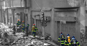 近隣の建物の倒壊の危険性も指摘される中、現場での捜索活動は続いている（Corpo de Bombeiros de São Paulo）