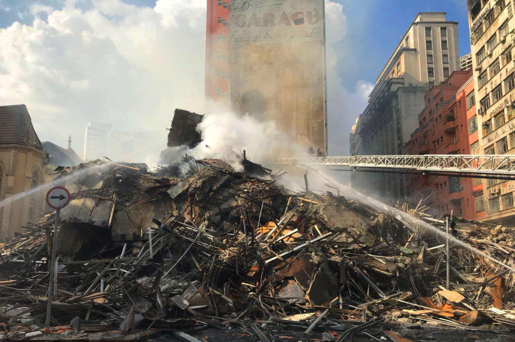 ２４階建てビルの崩壊から２日目、行方不明者の捜索救出作戦は続いた（Corpo de Bombeiros de São Paulo）