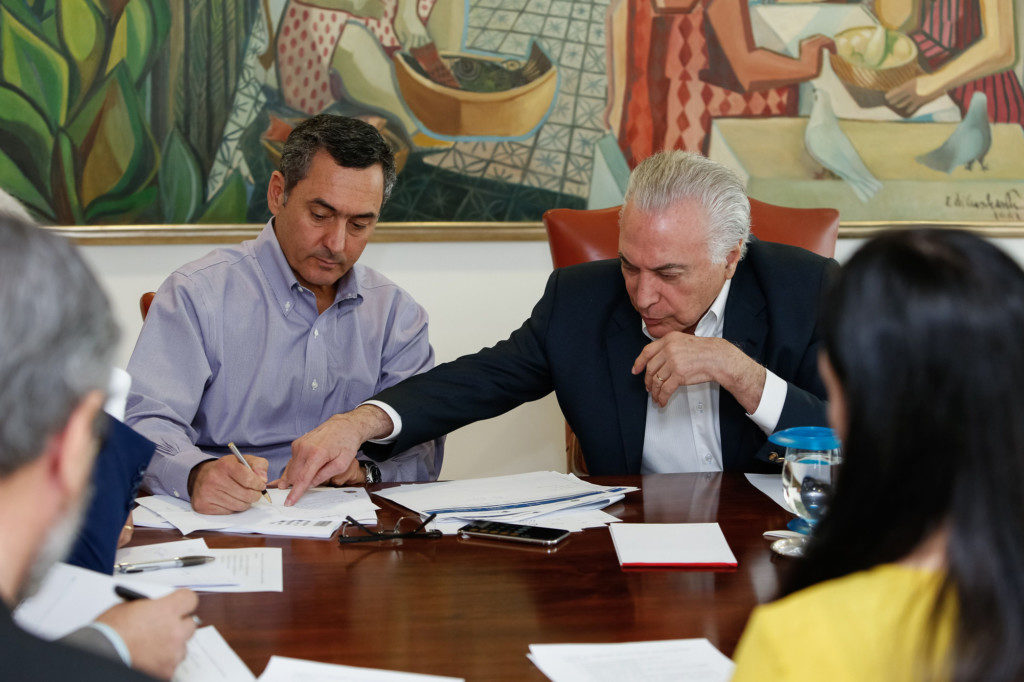 対応策を協議する、テメル大統領（右）とエドゥアルド・グアルジア財相（左）（Alan Santos/PR）