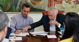 対応策を協議する、テメル大統領（右）とエドゥアルド・グアルジア財相（左）（Alan Santos/PR）