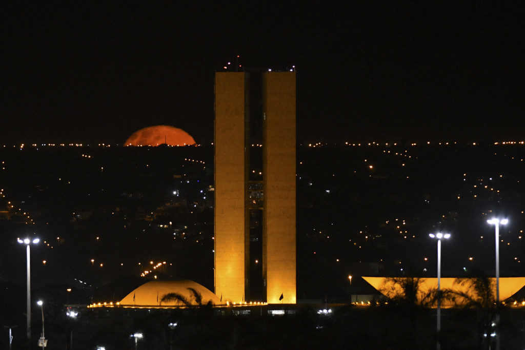 キャンペーン開始にあわせて、黄色いイルミネーションを採用した連邦議会（Andre Borges/Agência Brasília）