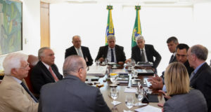 諸閣僚、国税庁長官、パレンテＰＢ総裁らと対策を協議する手メル大統領（左から２番目・Marcos Corrêa/PR）