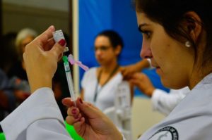 医療関係者への予防接種（Rovena Rosa/Arquivo Agência Brasil）