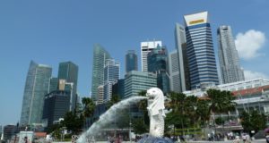 シンガポール。マーライオンを前景としたセントラル地区のダウンタウン・コア（By ペウゲオト、from Wikimedia Commons）