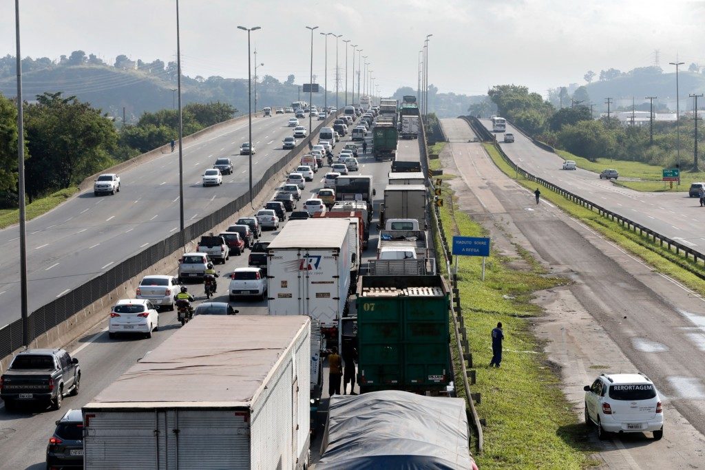 サンパウロ市とリオをつなぐ物流の大動脈、ヅットラ街道のトラック輸送も、ストで一時的に完全停止させられた（Foto Tania Rego/Agencia Brasil）