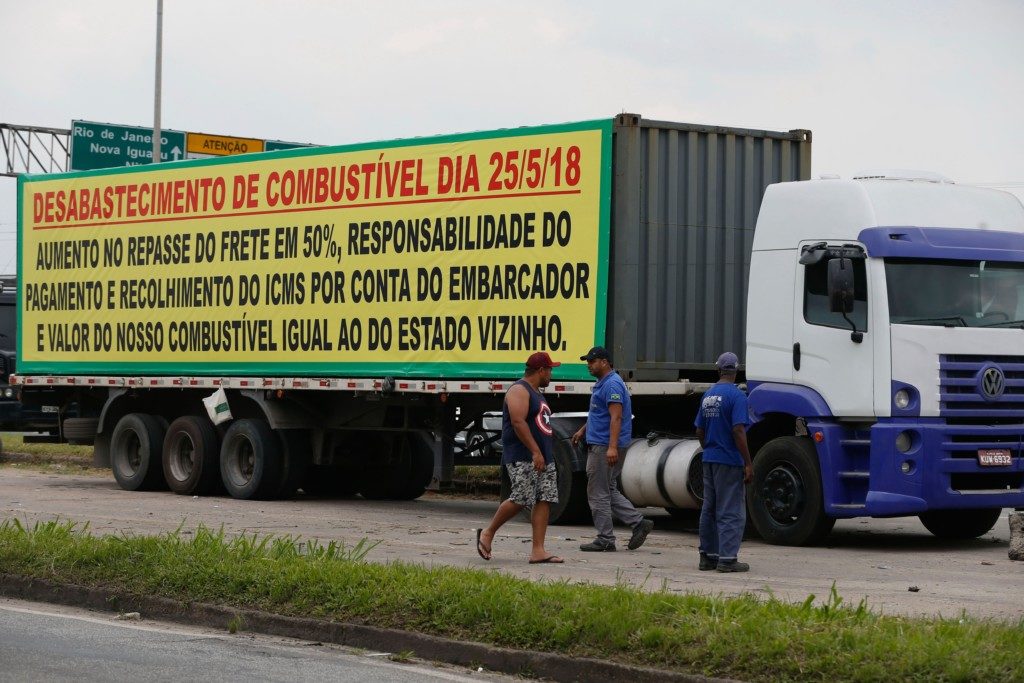 リオ州の国道でストを行っているトラック運転手たち（Fernando Frazao/Agencia Brasil）