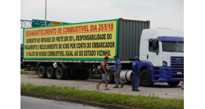 リオ州の国道でストを行っているトラック運転手たち（Fernando Frazao/Agencia Brasil）