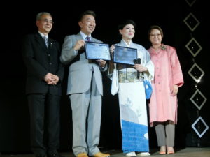 ブラジル移民１１０周年委員会から感謝状が授与された