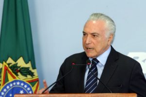 道路封鎖解除のための軍投入を許可した事を発表するテメル大統領（Antonio Cruz/Agência Brasil）