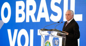 政権発足２周年記念式典で演説するテメル大統領（Marcos Correa/PR）