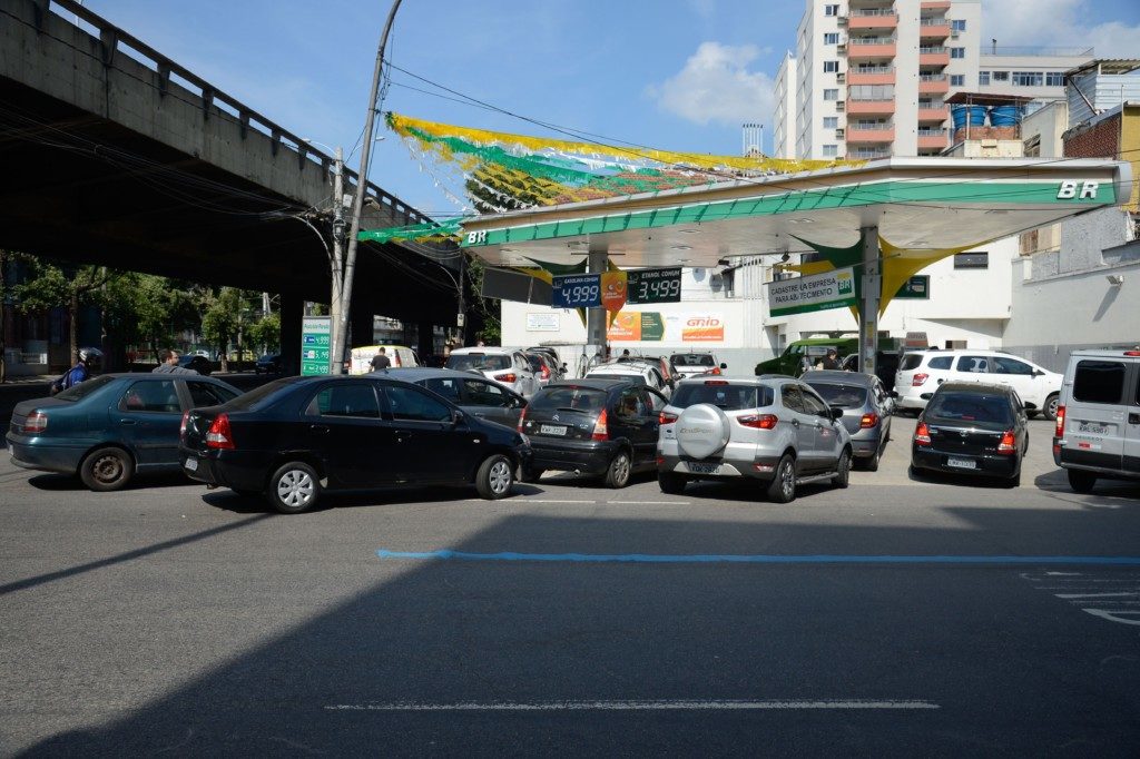 給油を求める車で長蛇の列が出来たリオのガソリンスタンド（Tomaz Silva/Agencia Brasil）