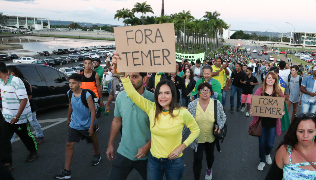 ２８日、ブラジリアの大統領府前で抗議運動をする人たち（Lula Marques/Liderança do PT na Câmara）