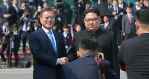 和解の握手をする韓国の文在寅大統領と北朝鮮の金正恩最高指導者（Corpo de Imprensa da Cúpula Inter-Coreana）