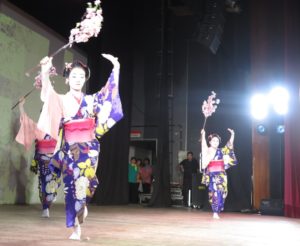 若手の日本舞踊集団「優美」の踊り