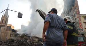 昼になっても延焼が続く崩落現場で消火作業をする消防士たち（Foto Rovena Rosa/Agencia Brasil）