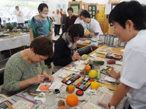 石川県人会の文化祭で絵手紙体験をしている様子