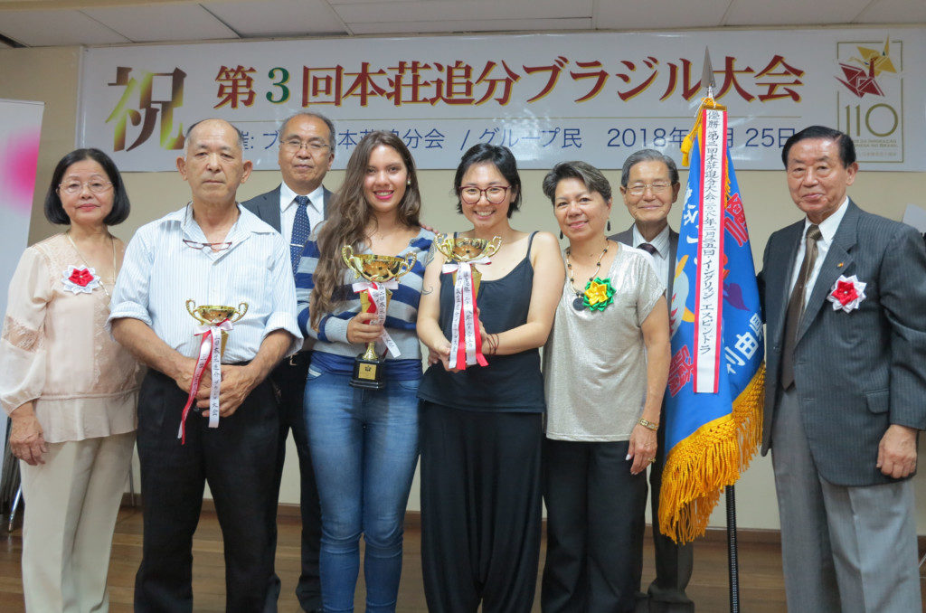 秋田県人会館で行われた、ブラジル本荘追分会とグループ民共催の「第３回本荘追分ブラジル大会」の入賞者や審査員のみなさん