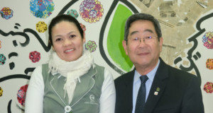 （左から）中里さん、洲崎副会長
