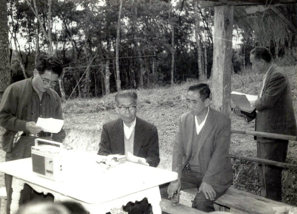 創設時のメンバー。（左から）斉藤広志、アンドウ・ゼンパチ、増田秀一、河合武夫（人文研提供）