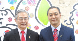 （右から）来社した喜納会長と宮岡副会長