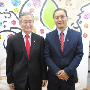 （右から）来社した喜納会長と宮岡副会長