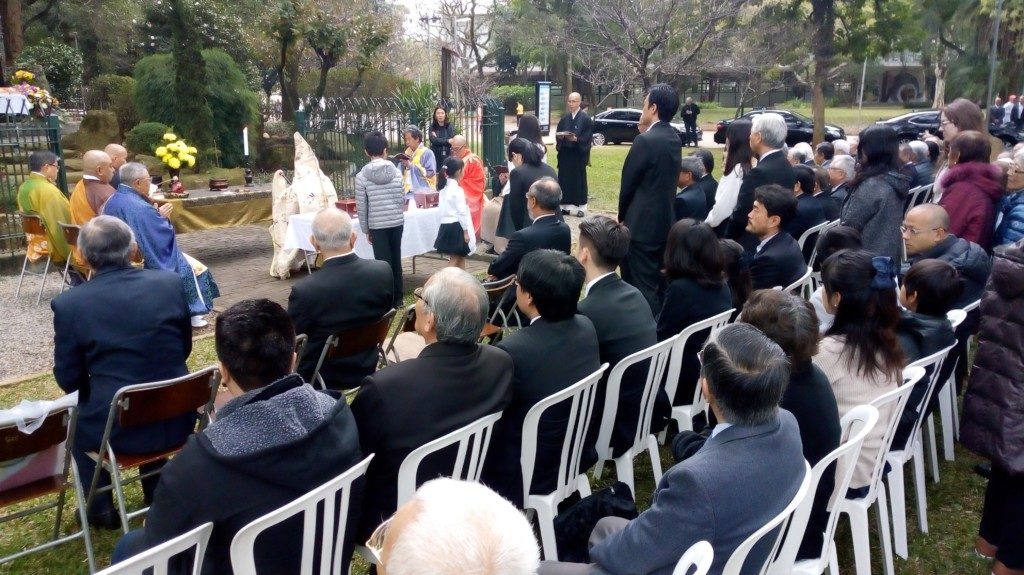 公園内慰霊碑での法要の様子