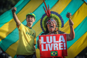 「ルーラを自由に」のプラカードをサッカー応援中にも掲げる人々（参考画像・Ricardo Stuckert）