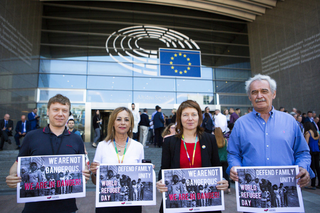 ブリュッセルのＥＵ議会前でもゼロ寛容政策への抗議行動が行われた。（GUE/NGL）