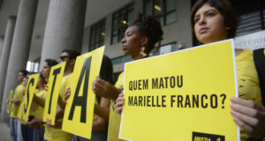 リオ州検察本部前で、マリエーレ市議殺害事件の早期解決を訴える、アムネスティ・インターナショナルの人々（Tania Rego/Agencia Brasil）