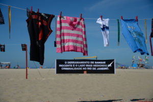 リオのコパカバーナ海岸で行われた、幼い命が殺人事件で命を奪われていることに抗議する活動。子供たちが銃で撃たれた時の衣類を吊るしている。（Fernando Frazão/Agência Brasil）