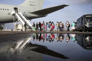 空軍機でサンパウロとマナウスに運ばれるベネズエラ人移民達（Marcelo Camargo/Agencia Brasil）