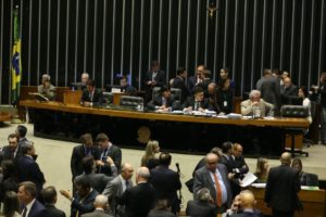 養子縁組などに関する法律を審議している下院本会議（17年9月、Valter Campanato/Agência Brasil）