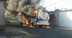 黒煙を上げて燃えるバス（ウベラバ市、Divulgação/Corpo de Bombeiros）