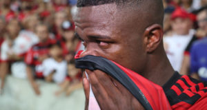 １０日、涙で別れを惜しむヴィニシウス（Gilvan de Souza/Flamengo）