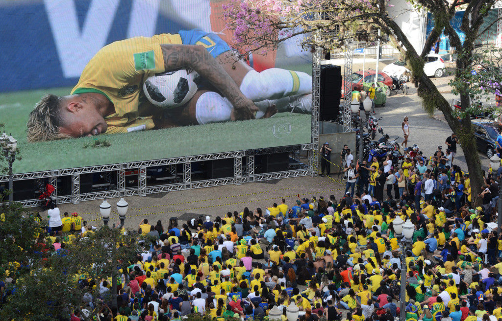 激しいチャージを受けうずくまるネイマールを見守るブラジルの人々（Carlos Bassan）