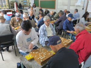 大人大会の様子。毎度４０人ほどが集まり、日本の将棋道場の様な雰囲気