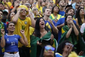 リオの大型スクリーンで応援する人々（Fernando Frazao/Agencia Brasil）