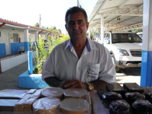 ジョアンの友人であり、仕事を50年手伝っているジョアキンさん。カーザ入口付近でお菓子販売などしている