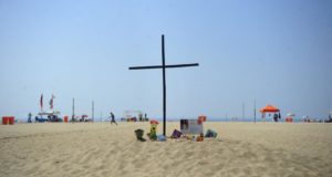 ＮＧＯ団体が殺人発生率の高さに抗議して、リオのコパカバーナ海岸に十字架をたてたことも（Tomaz Silva/Agência Brasil）