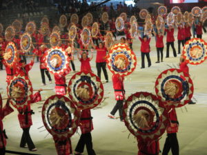 ブラジル日本移民１１０周年記念式典では１７０人によるしゃんしゃん傘踊りを披露した