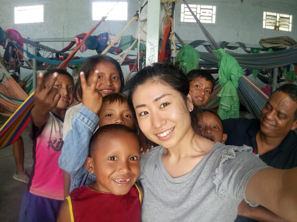 星野さんとベネズエラ移民の子供たち（UNICEF/Brazil/Maho Hoshino）