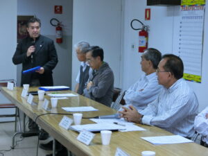 ブラジル沖縄県人会の定例役員会で協力を要請する奥原マリオ純さん